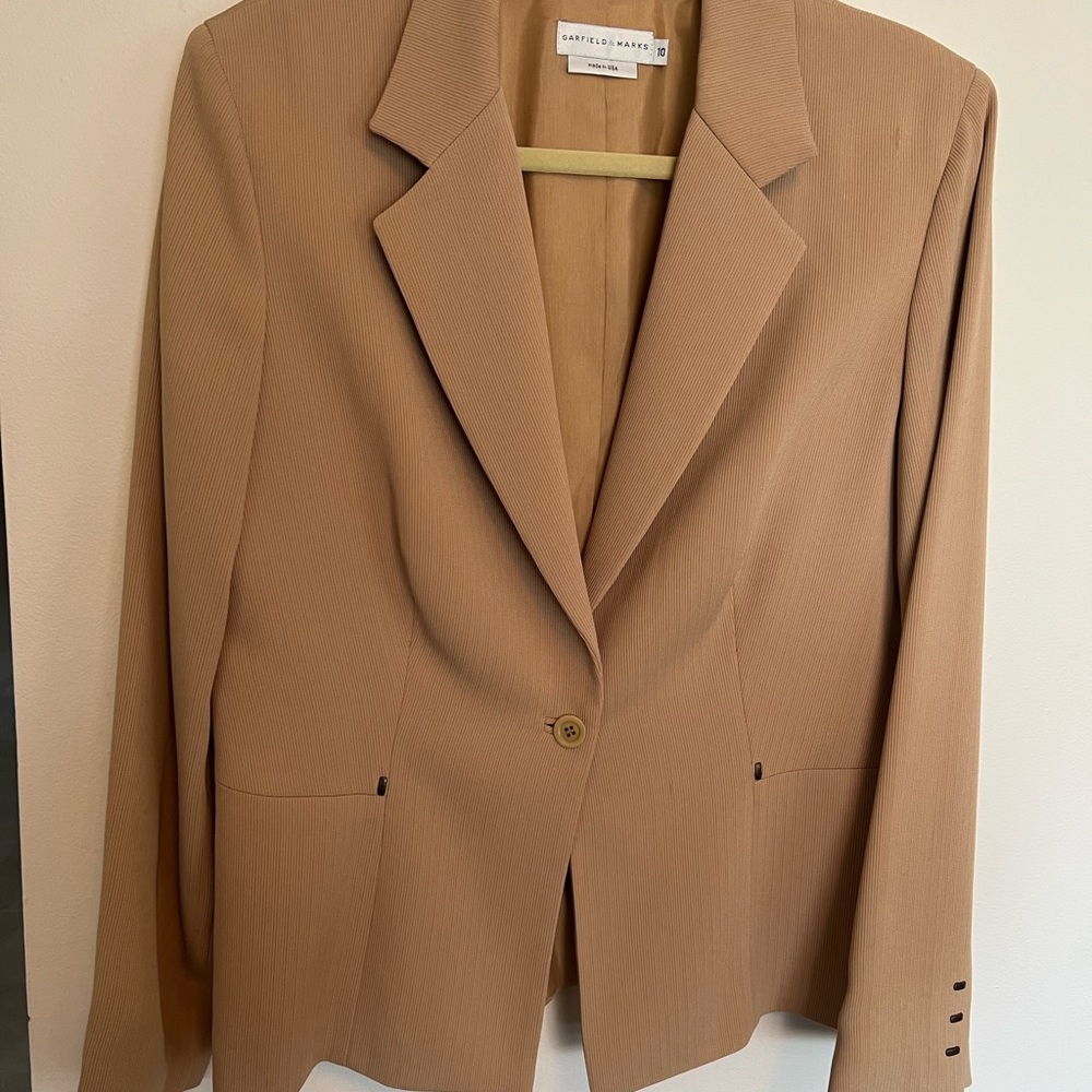 Garfield & Marks, size 10, light brown/beige.